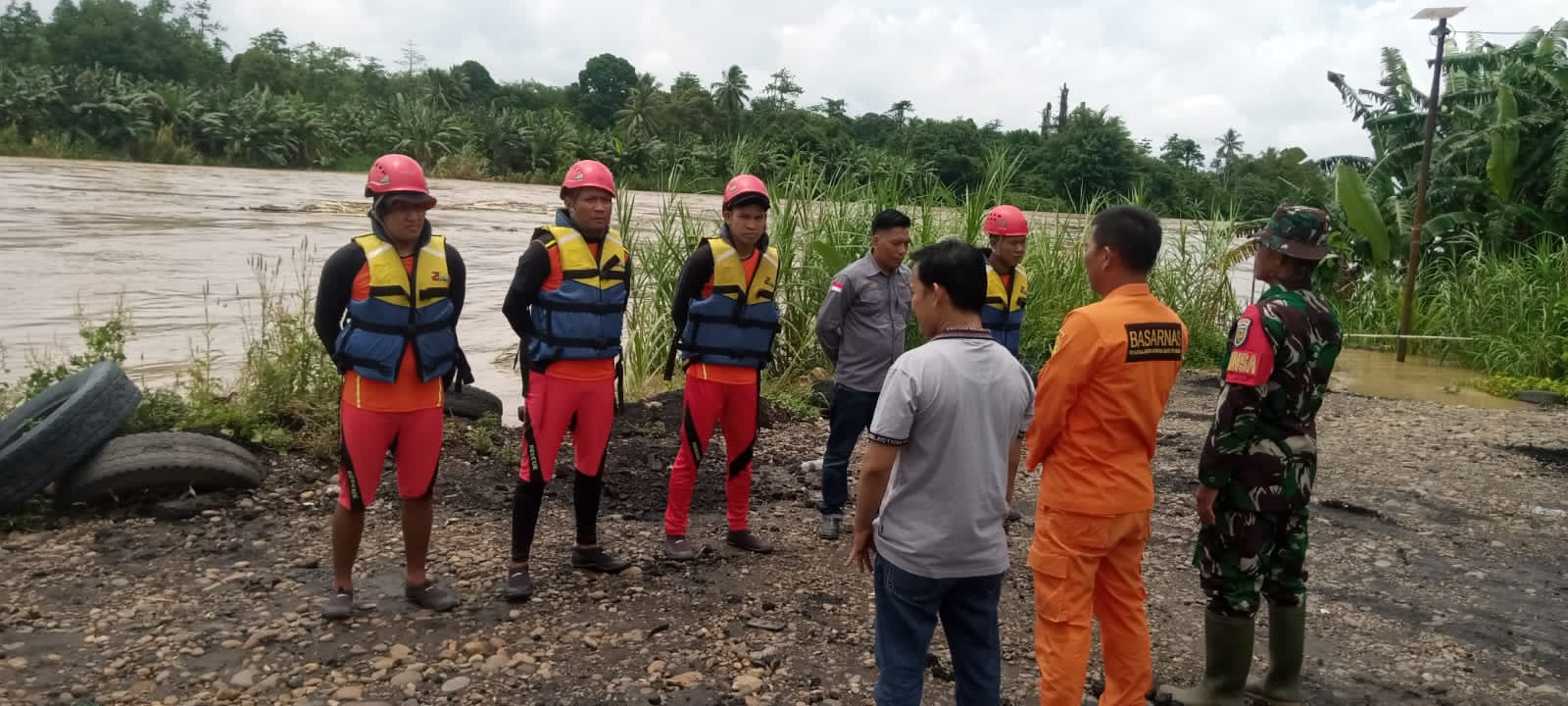 Team Rescue KPP Palembang dan 1 Team Rescue Pos SAR Pagaralam saat apel penanganan banjir bandang di Sungai Lematang, Lahat
