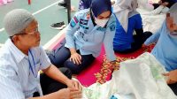 Kalapas Perempuan Palembang Ike Rahmawati didampingi Kasi Giatja, Assetia Chodijah memantau langsung Pelatihan Jumputan
