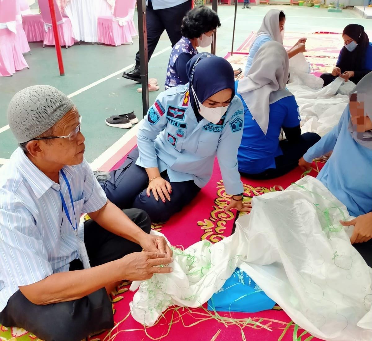 Kalapas Perempuan Palembang Ike Rahmawati didampingi Kasi Giatja, Assetia Chodijah memantau langsung Pelatihan Jumputan