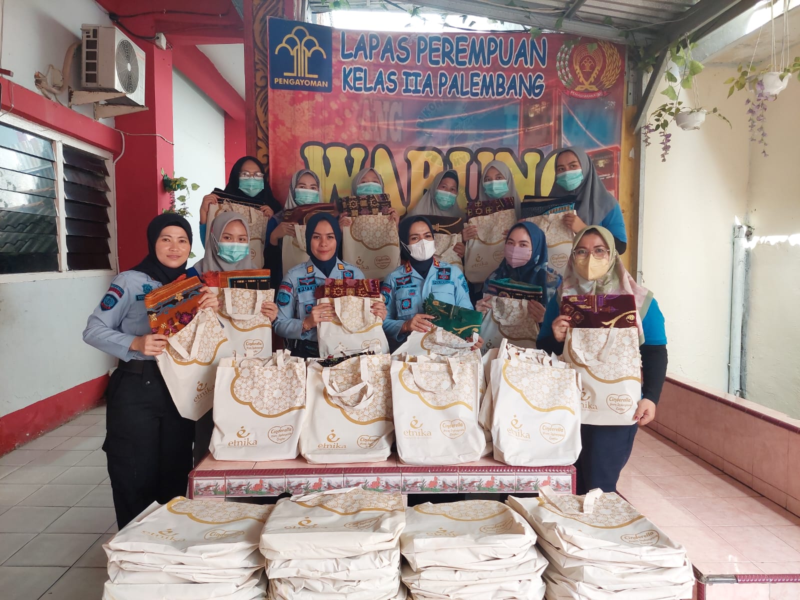 Lembaga Pemasyarakatan Perempuan Kelas II A Palembang mendapat bantuan 100 sajadah