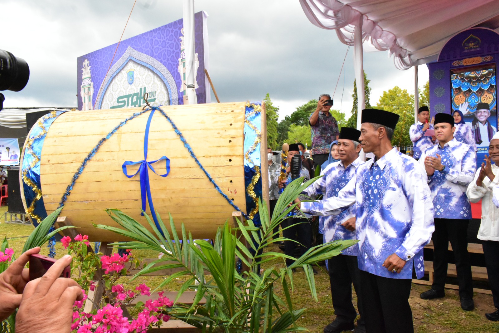 Bupati OKI H Iskandar SE memukul gong tanda dibukanya Seleksi Tilawatil Quran dan Hadist (STQH) ke-27, Kamis (9/3/2023)
