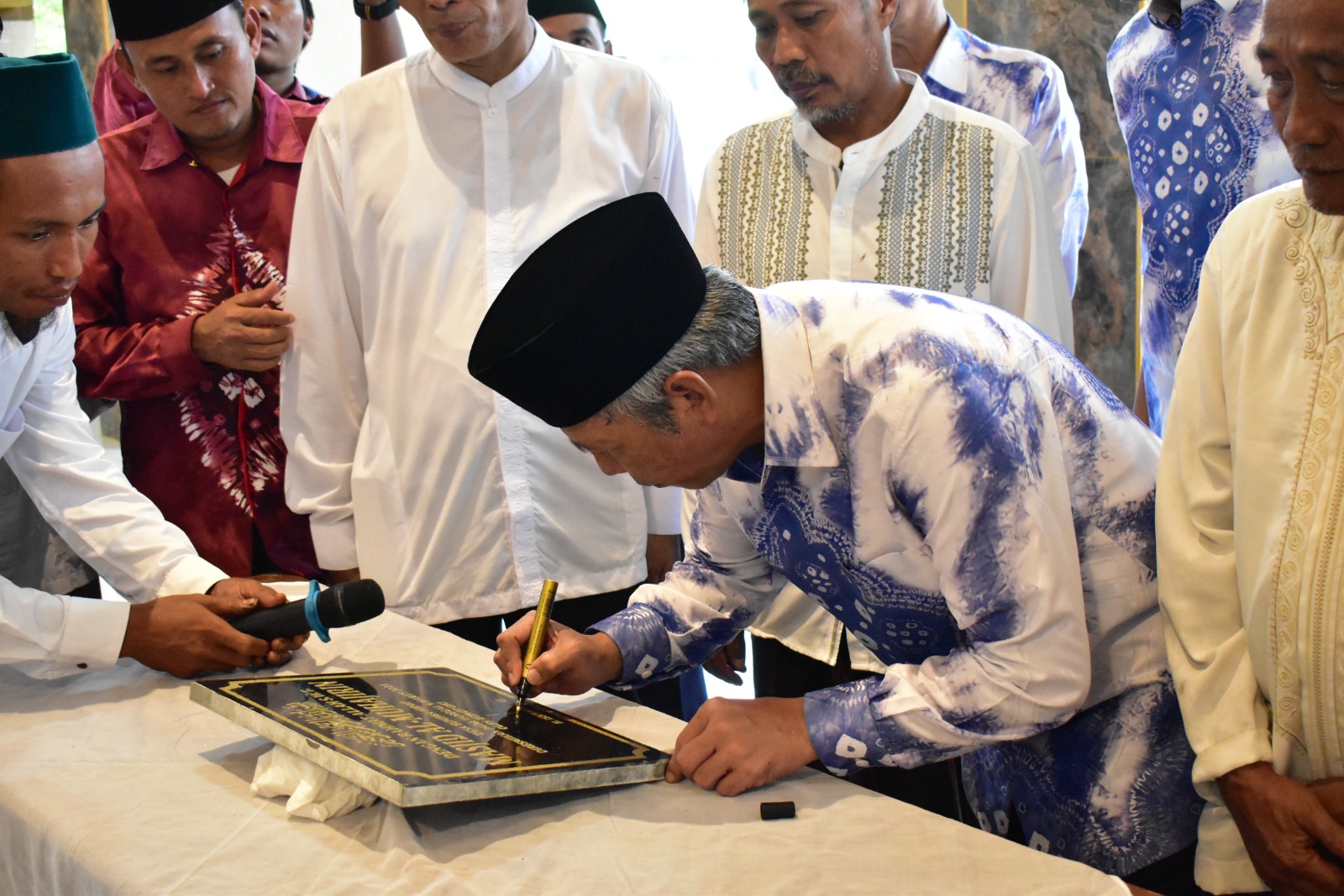 Bupati Ogan Komering Ilir, H Iskandar  SE saat meresmikana Masjid Jami Al Muhajrin, Kamis (9/3/2023)