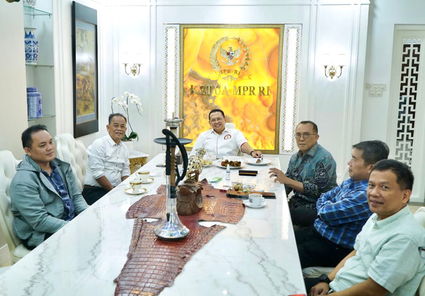 Ketua MPR RI, Bambang Soesatyo saat menerima Direktur Institut Filsafat Pancasila Yoseph Umarhadi, di Jakarta, Sabtu (11/3/23)
