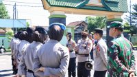 Kapolres Ciamis Polda Jabar AKBP Tony Prasetyo Yudhangkoro SH SIK MT  mendampingi personel melaksanakan latihan terintegrasi yang diselenggarakan Kodim 0613/Ciamis, Senin (13/3/2023)