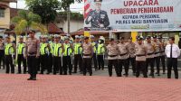 Kapolres Muba AKBP Siswandi SIKSH MH memberikan penghargaan kepada personil polres Muba yang telah berprestasi