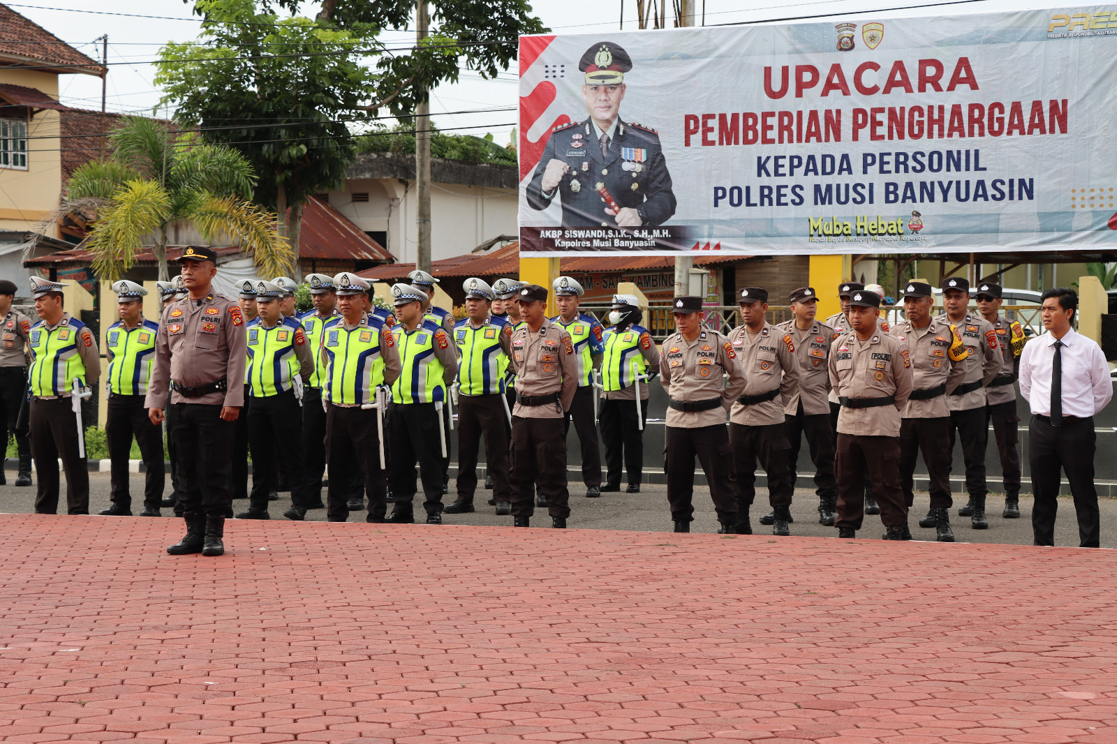Kapolres Muba AKBP Siswandi SIKSH MH memberikan penghargaan kepada personil polres Muba yang telah berprestasi