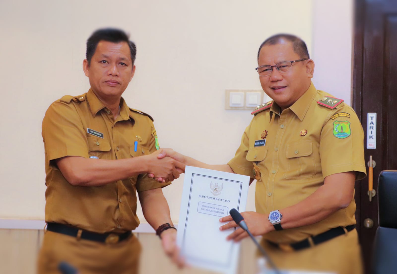 Pj Sekda Muba H Musni Wijaya SSos saat menyerahkan Sk Plt Camat