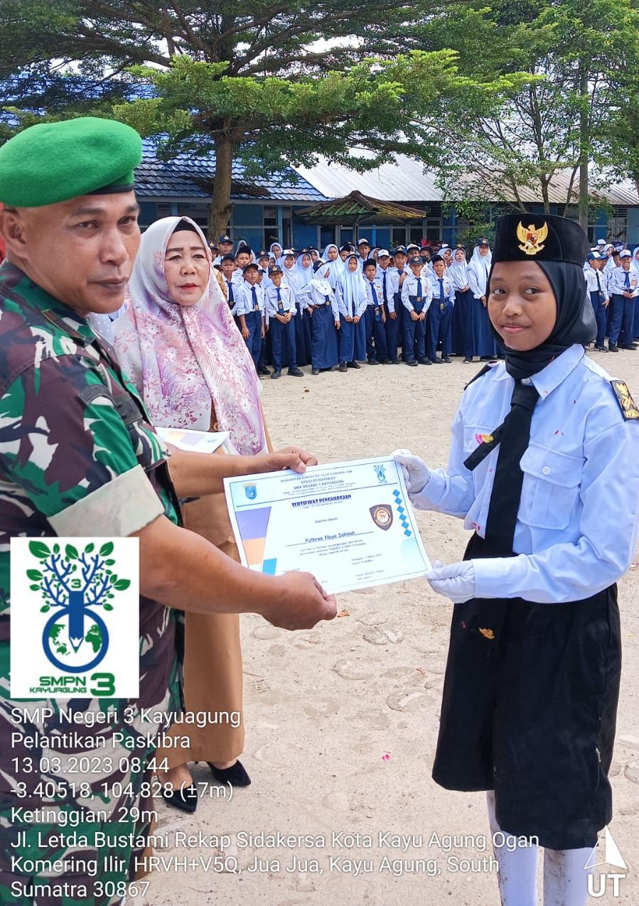 Sebanyak 30 Siswa/i SMP Negeri 3 Kayuagung dilantik menjadi anggota paskibra dipimpin langsung oleh Danramil 402-10/Kayuagung, Kapten Inf Zainuri, OKI, Senin (13/03/2023)