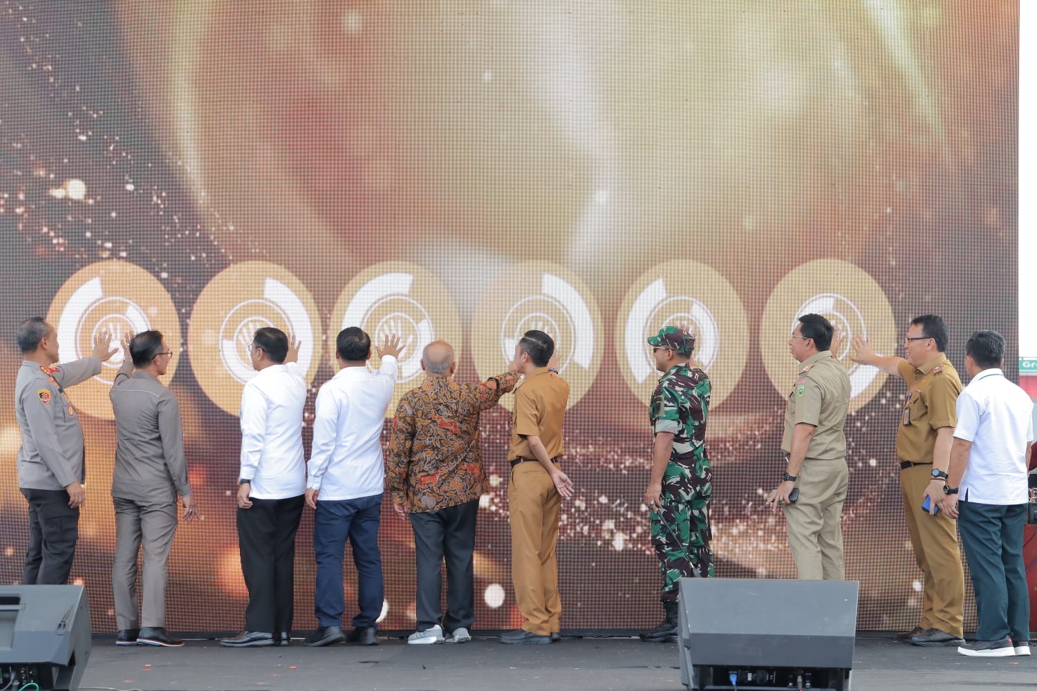 Sekda Ratu Dewa saat membuka Bimtek Serkom Tenaga Kerja Konstruksi Terampil, bertempat digelar di Plaza Benteng Kuto Besak, Senin (13/03/2023). Foto: Ist.