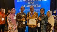 Staf ahli Bupati Muba Thabrani didampingi Kadinkes Muba dr Azmi Dariusmansyah saat menerima penghargaan Universal Health Coverage (UHC) Tahun 2023, Selasa (14/03/2023)  di Balai Sudirman, Jakarta