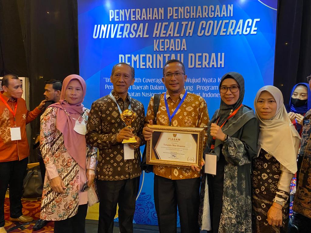 Staf ahli Bupati Muba Thabrani didampingi Kadinkes Muba dr Azmi Dariusmansyah saat menerima penghargaan Universal Health Coverage (UHC) Tahun 2023, Selasa (14/03/2023)  di Balai Sudirman, Jakarta