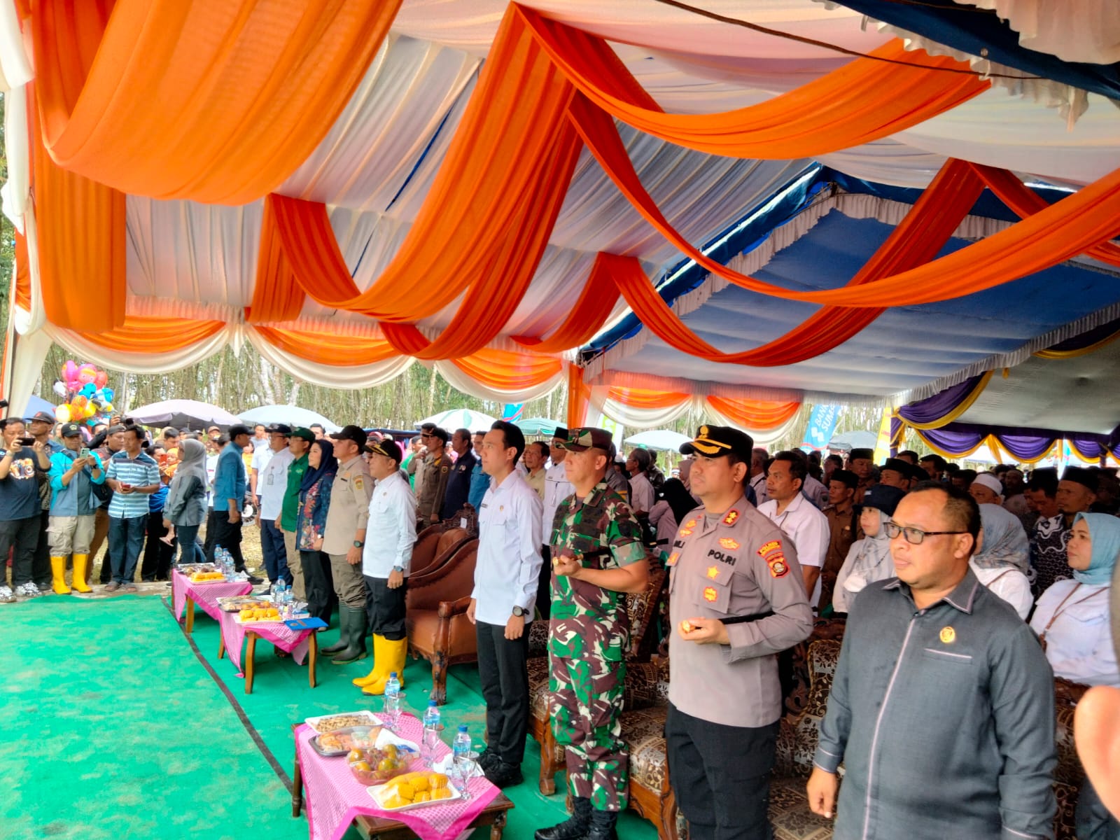 Dandim 0402/OKI Letkol Inf Hendra Saputra bersama Forkopimda OKI mendampingi Gubernur Sumatera Selatan Herman Deru melaksanakan panen raya di Desa Tugu Jaya kecamatan Lempuing, OKI