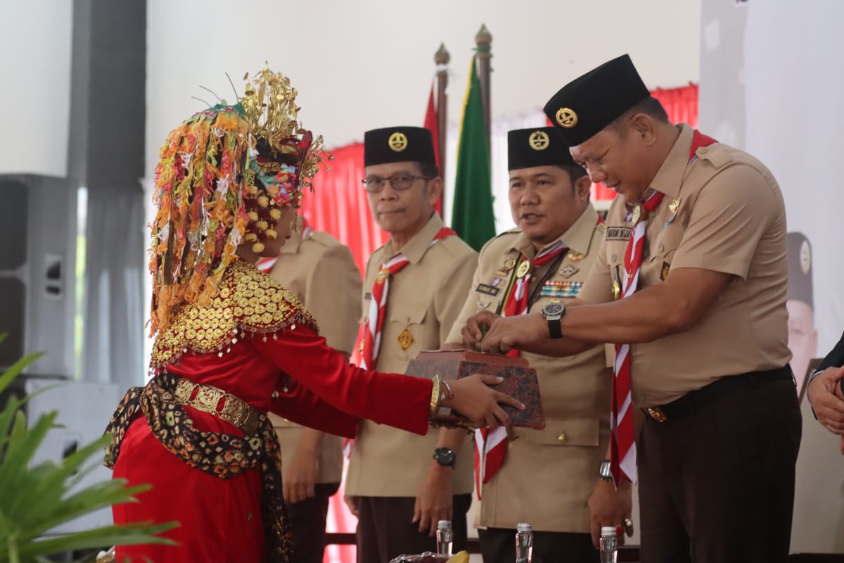 Pj Sekda Muba Musni Wijaya SSos MSi sekaligus Ketua Kwartir Cabang Gerakan Pramuka Kabupaten Muba melantik Ketua dan Pengurus Majelis Pembimbing Ranting Gerakan Pramuka Kecamatan Sekayu, Kecamatan Babat Supat, Kecamatan Jirak Jaya dan Kecamatan Lawang Wetan Masa Bakti 2023 - 2026
