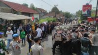 Warga Desa Jalatrang saat demo menuntut atas HGU Lahan Pertanian, Jumat (17/3/2023) di depan kantor Desa Jalatrang