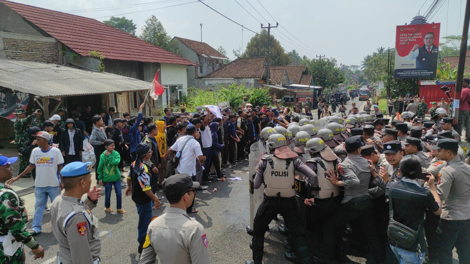 Warga Desa Jalatrang saat demo menuntut atas HGU Lahan Pertanian, Jumat (17/3/2023) di depan kantor Desa Jalatrang