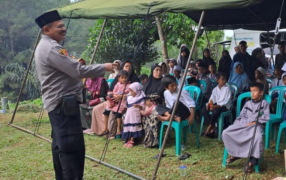 Polsek Cikoneng Polres Ciamis Polda Jabar mengumpulkan seluruh elemen masyarakat di Desa Darmacaang