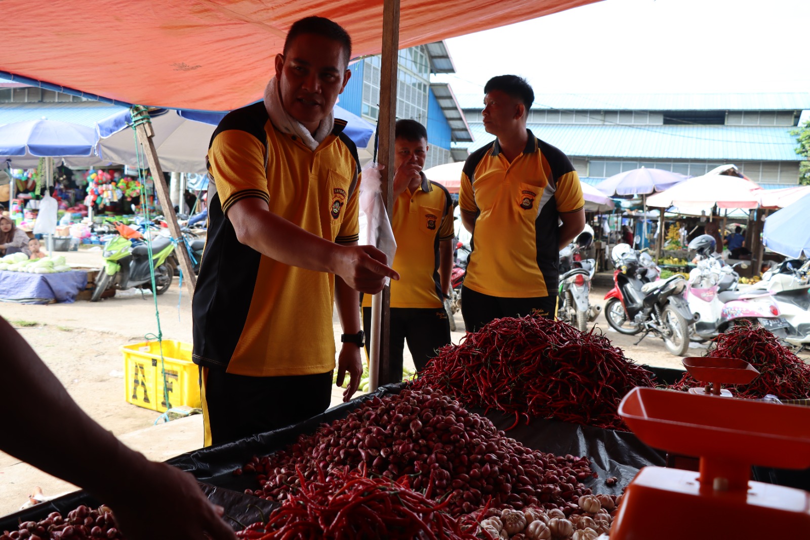 Kapolres Muba AKBP Siswandi SIK SH MH saat mengecek harga kebutuhan pokok jelang Ramadan, Jumat (17/3/2023) di Pasar Randik Sekayu