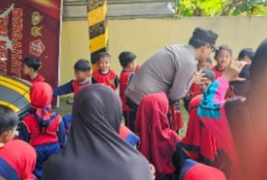 Jajaran personel Polsek Cihaurbeuti Polres Ciamis Polda Jabar menerima kedatangan kunjungan anak RA Bojong Padamulya di Mako Polsek Cihaurbeuti