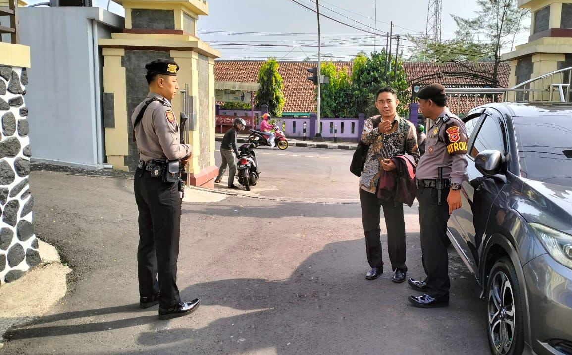atuan Samapta Polres Ciamis Polda Jabar melaksanakan pemeriksaan terhadap pengunjung Mako
