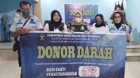 Pegawai Lapas Perempuan Palembang Kemenkumham Sumsel mengikuti kegiatan donor darah dalam rangka peringati Hati Bhakti Pemasyatakatan (HBP) ke-59