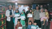 Aipda M  Aliudin SH bersama Ustad M Nasrullah yang merupakan pendiri sekaligus pengasuh TPQ Al-Hikmah