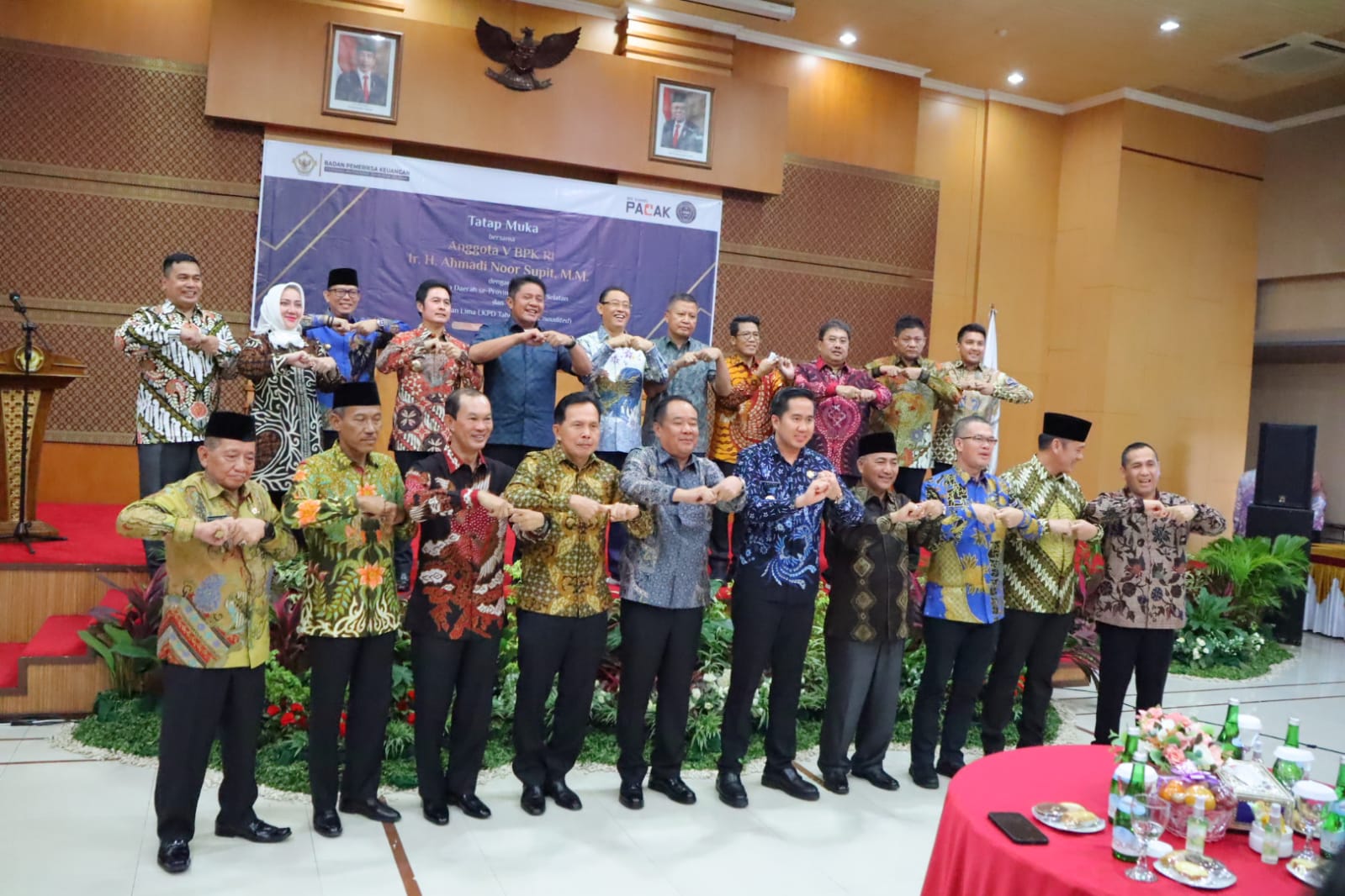 Walikota Palembang, H. Harnojoyo bersama Sekda kota Palembang, Ratu Dewa hadir langsung dalam tatap muka bersama Anggota V BPK RI, Ir H Ahmad Noor Supit MM dan Gubernur Sumsel, H. Herman Deru di Auditorium Kantor BPK Perwakilan Provinsi Sumatera Selatan, Jumat (17/03)