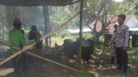 Personel Polsek Cisaga bergotong royong bersama warga mengerjakan pembangunan jalan semihotmik di wilayah Dusun Tenjolaya Desa Tanjungjaya