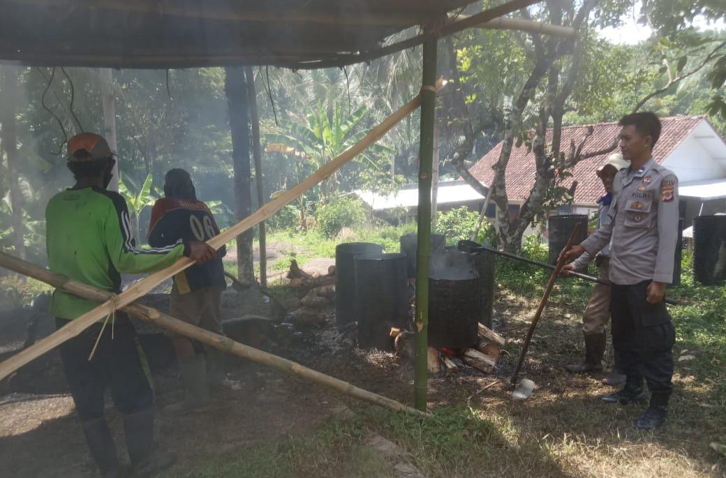 Personel Polsek Cisaga bergotong royong bersama warga mengerjakan pembangunan jalan semihotmik di wilayah Dusun Tenjolaya Desa Tanjungjaya