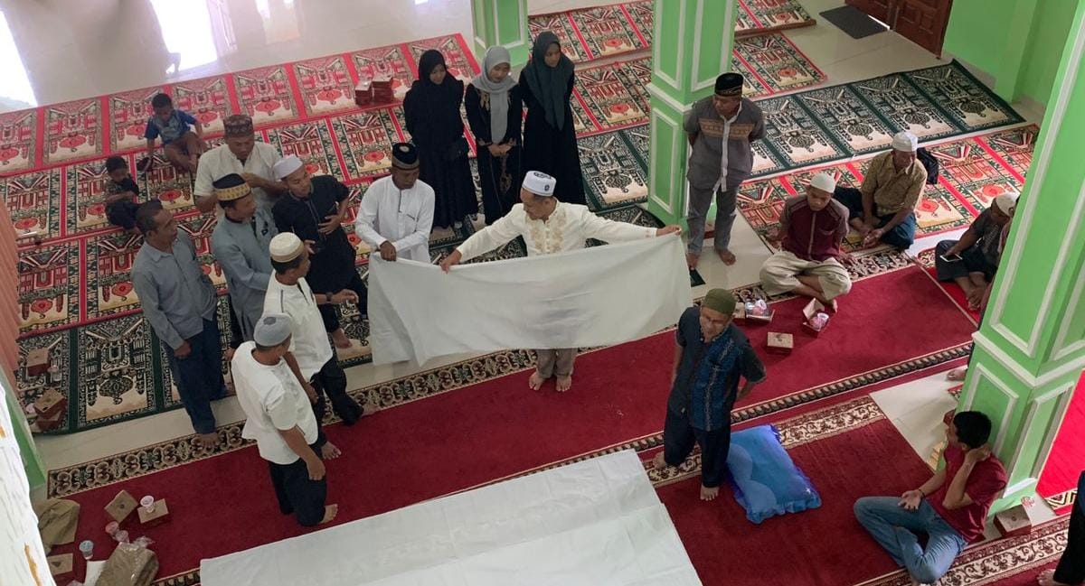 Pengurus Masjid Babul Ihsan mengadakan Pelatihan Pengurusan Jenazah bersama warga dan remaja sekitar, Sabtu (18/3/2023)