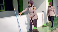 Personel Polres Ciamis melaksanakan bakti sosial berupa membersihkan masjid bersama warga masyarakat