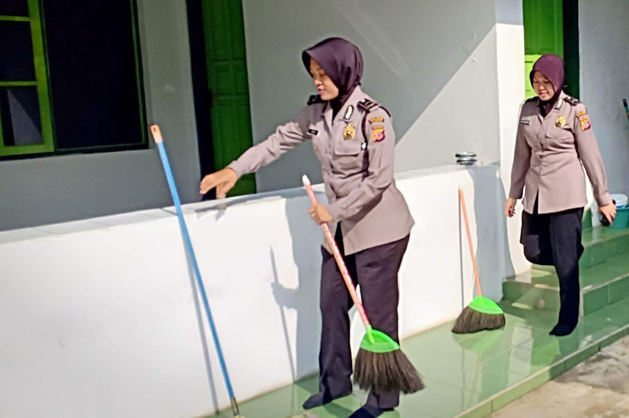 Personel Polres Ciamis melaksanakan bakti sosial berupa membersihkan masjid bersama warga masyarakat