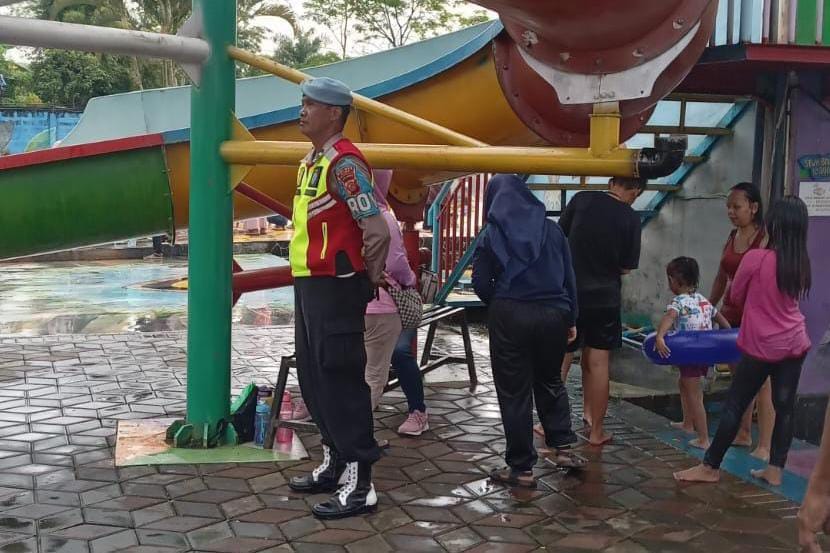 Polsek Cipaku melaksanakan monitoring di kawasan obyek wisata Waterboom Cipangalun