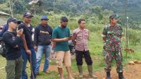 Personel Polsek Panjalu melaksanakan kegiatan penanaman pohon