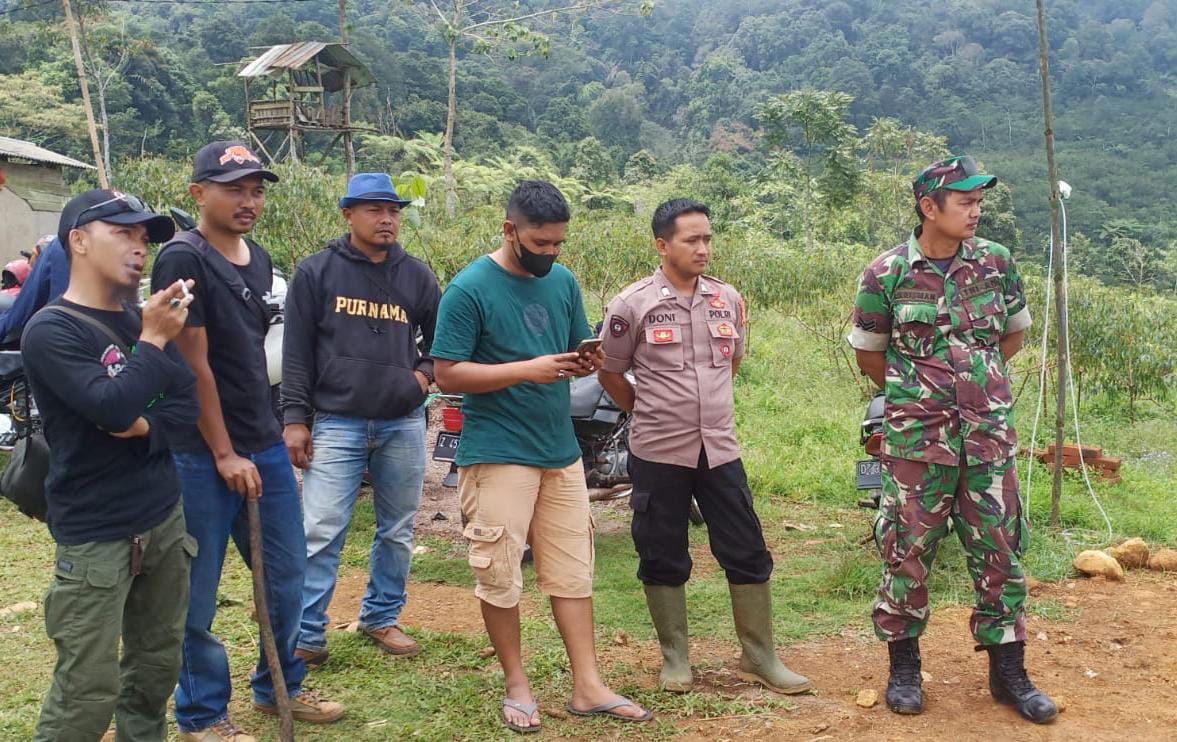 Personel Polsek Panjalu melaksanakan kegiatan penanaman pohon