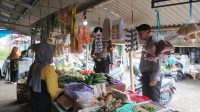 Satuan Samapta Polres Ciamis Polda Jawa Barat melakukan pemantauan harga bahan pokok ke kios-kios di Pasar Manis Ciamis