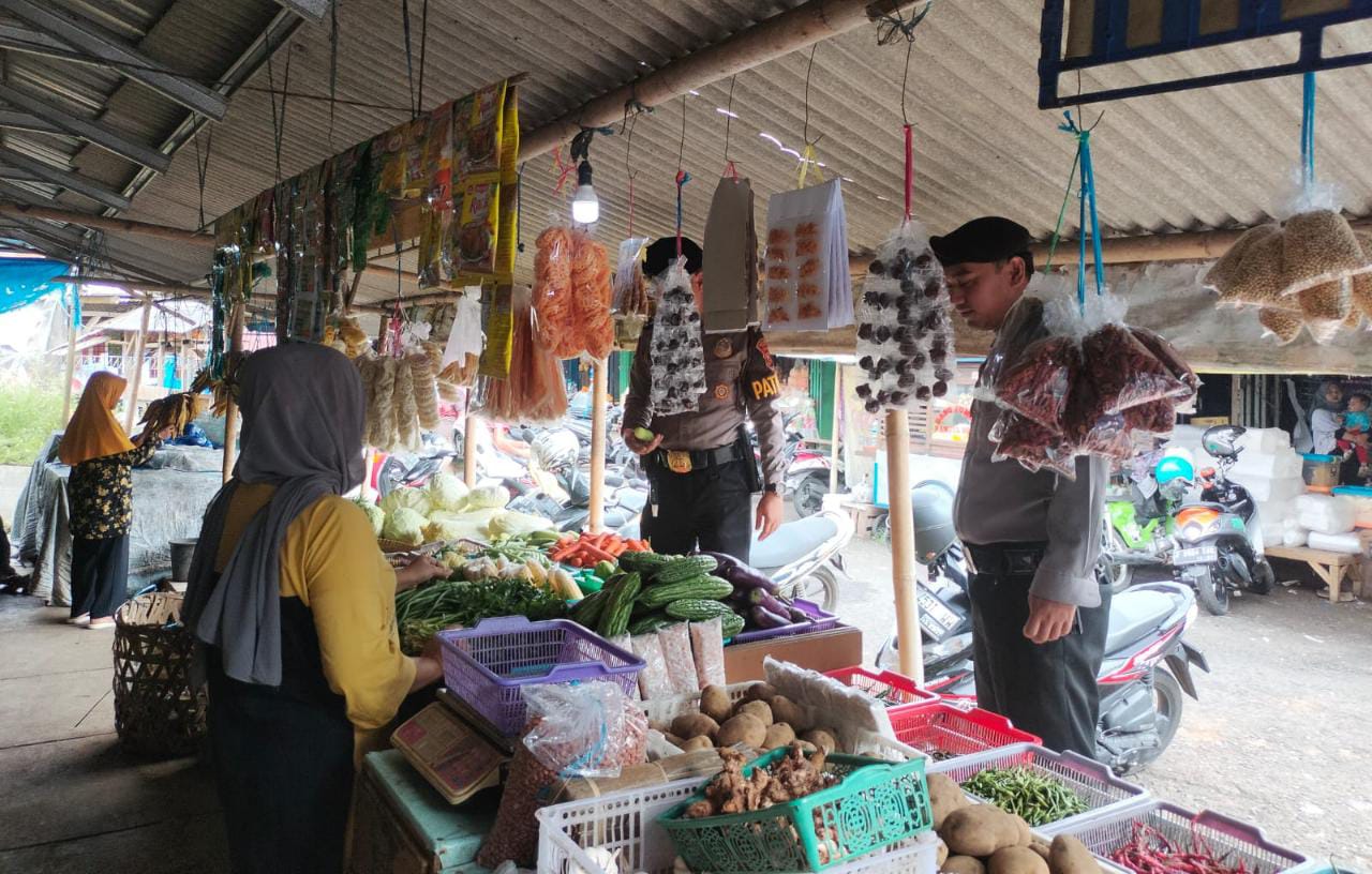 Satuan Samapta Polres Ciamis Polda Jawa Barat melakukan pemantauan harga bahan pokok ke kios-kios di Pasar Manis Ciamis