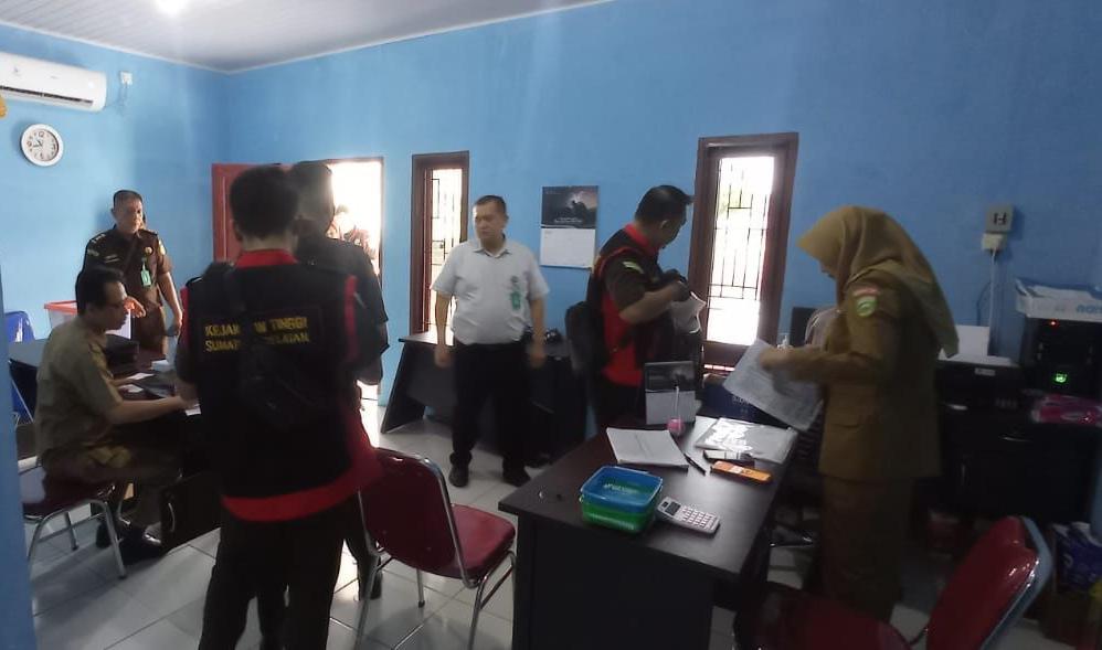 Tim Pidsus Kejari Palembang melakukan penggeledahan di SMA Negeri 19 Palembang ,Senin (20/3/23)