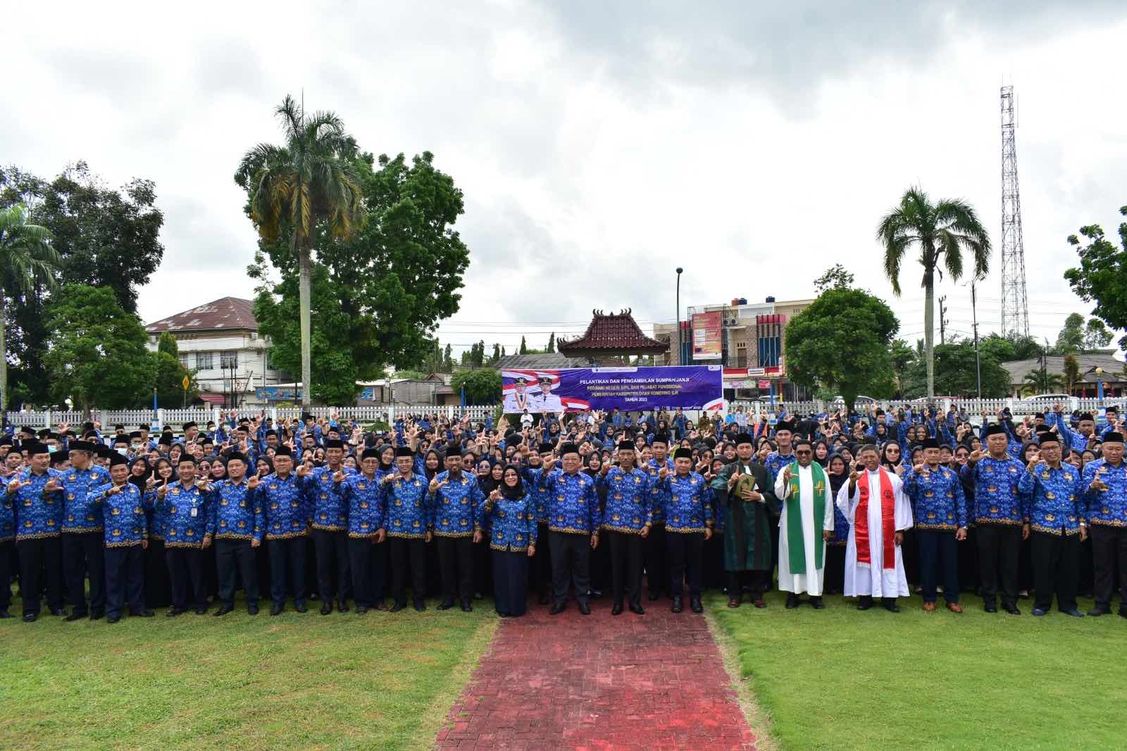 Wabup OKI H M Dja'far Shodiq mengangkat dan mengambil sumpah/janji Pegawai Negeri Sipil dan Jabatan Fungsional di halaman Kantor Bupati Ogan Komering Ilir, Senin, (20/03/2023)