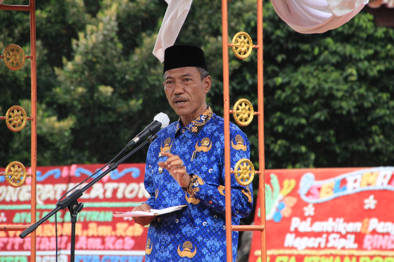 Wabup OKI, HM Dja'far Shodiq saat memimpin apel gabungan OPD di lingkungan Pemkab OKI di Halaman Kantor Bupati OKI, Senin, (20/03/23)