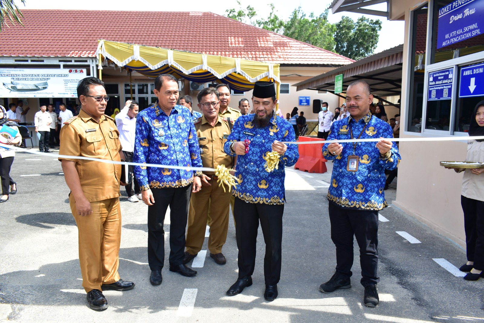 Kepala Disdukcapil OKI, H Hendri SH MM saat peluncuran Drive Thru (layanan tanpa turun) Biduk Kajang Disdukcapil OKI, Senin (20/3/23)