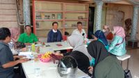 Owner Pempek Cek A'at H Burlian yang juga Ketua UMKM FPB, Andhy Berman saat menggelar keterangan pers, Senin (20/3/2023)