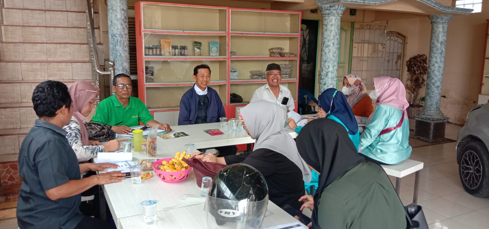 Owner Pempek Cek A'at H Burlian yang juga Ketua UMKM FPB, Andhy Berman saat menggelar keterangan pers, Senin (20/3/2023)