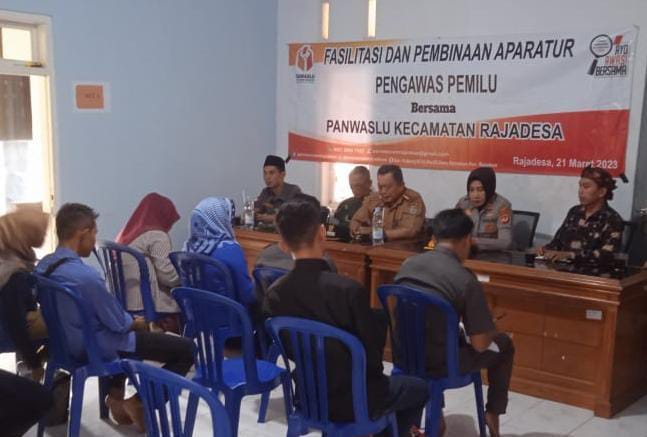 Kapolsek Rajadesa Polres Ciamis Polda Jabar AKP Iis Yeni Idaningsih menghadiri acara pembinaan aparatur pengawas pemilu yang diadakan Panwascam Rajadesa, Selasa (21/3/2023)