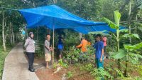 Personel Polsek Ciamis Polres Ciamis Polda Jabar melaksanakan monitoring pembangunan Jalan Usaha Tani Dusun Cimamut, Desa Mekarjadi