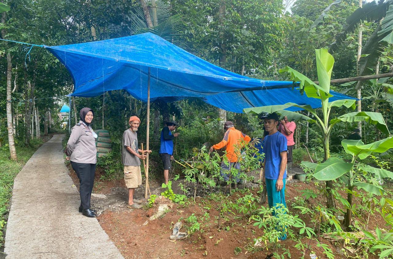 Personel Polsek Ciamis Polres Ciamis Polda Jabar melaksanakan monitoring pembangunan Jalan Usaha Tani Dusun Cimamut, Desa Mekarjadi