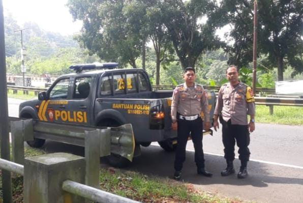 Personel Polres Ciamis Polda Jabar melaksanakan patroli dialogis dalam rangka antisipasi gangguan kamtibmas