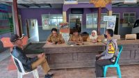 anggota Bhabinkamtibmas Desa Purwadadi saat melakukan sambang desa