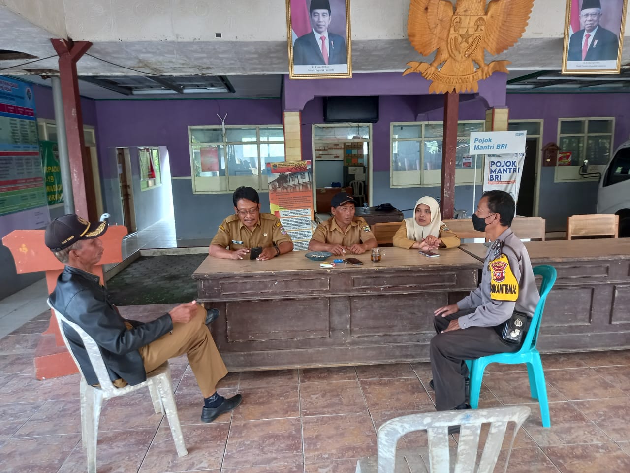 anggota Bhabinkamtibmas Desa Purwadadi saat melakukan sambang desa