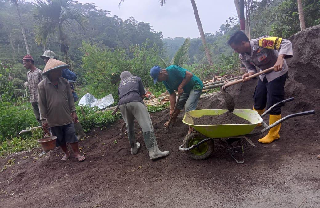 Personel Polsek Rajadesa Polres Ciamis Polda Jabar monitoring sekaligus kerja bakti bersama warga dalam pengecoran jalan Blok Ciheuleut Dusun Sindang