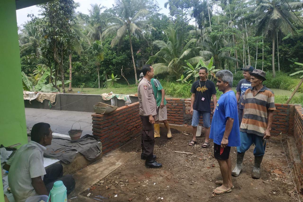 Personel Polsek Cimaragas Polres Ciamis Polda Jawa Barat melaksanakan sambang kamtibmas ke wilayah Desa Beber Cimaragas.